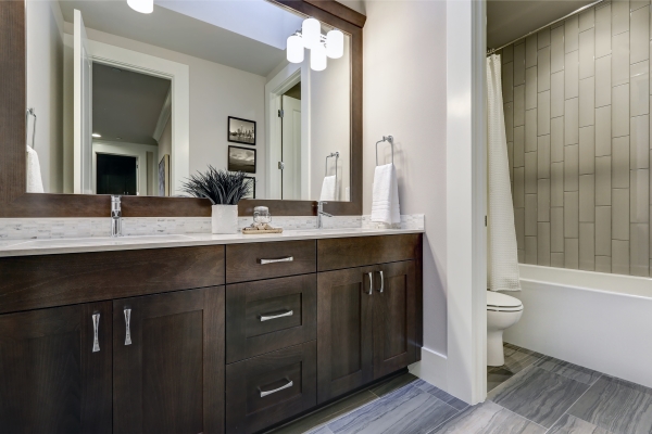 白色和棕色的现代浴室，带有双梳妆台和大镜子。